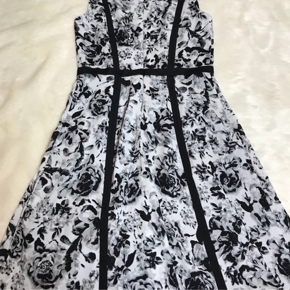 Woman’s dress - Picture 4 of 8